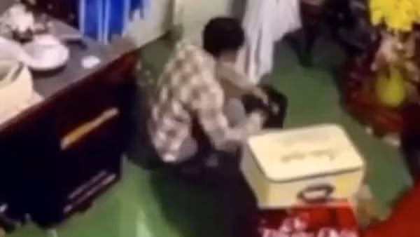 Cuỗm cả trăm triệu tiền mừng cưới, đi mua vàng tặng bạn gái
