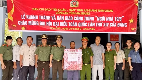 Công an tỉnh An Giang bàn giao “Ngôi nhà 19/8” tặng 2 hộ dân