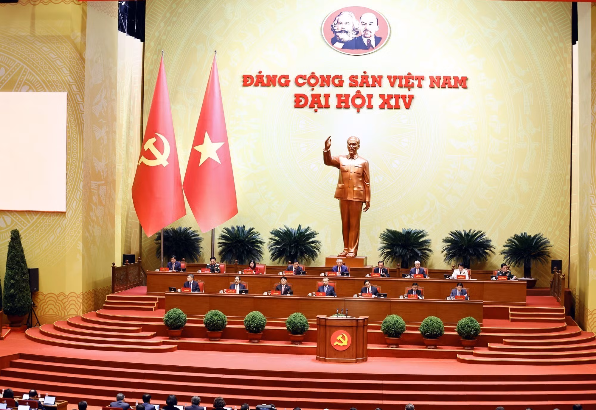 Các đại biểu thảo luận tại hội trường về các văn kiện Đại hội XIV -0