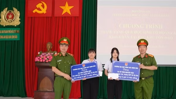 Đại học CSND dâng hương tri ân các Anh hùng – Liệt sĩ và tặng quà học sinh nghèo ở Côn Đảo