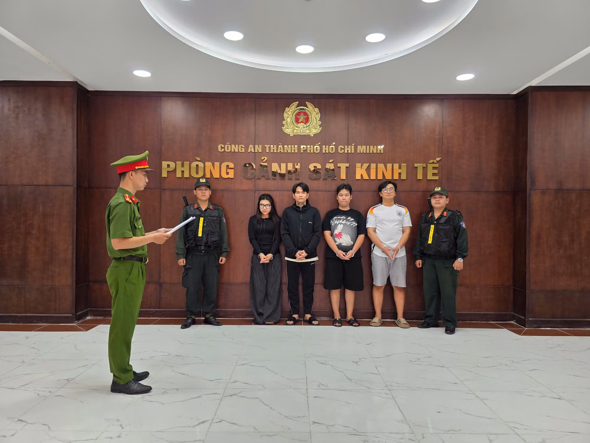 Triệt phá đường dây buôn bán khí cười, thu lợi bất chính hàng trăm triệu đồng -0