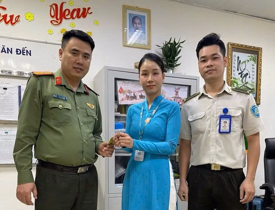 Du khách cảm ơn Công an cửa khẩu sân bay Đà Nẵng vì tìm lại nhẫn kim cương bị thất lạc -0