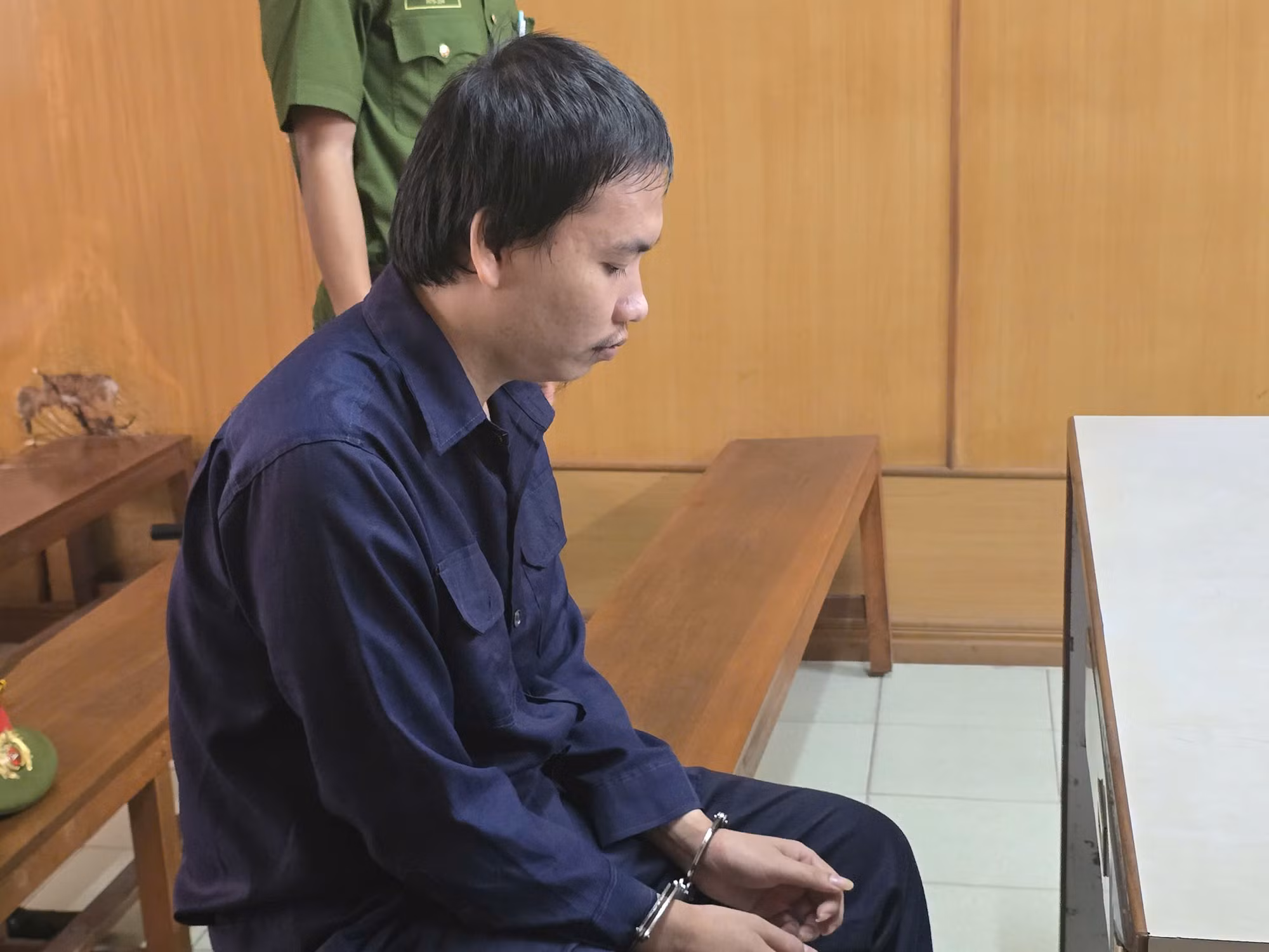 Tuyên án đối tượng cướp tài sản, hiếp dâm bé gái bán vé số mới 14 tuổi -0
