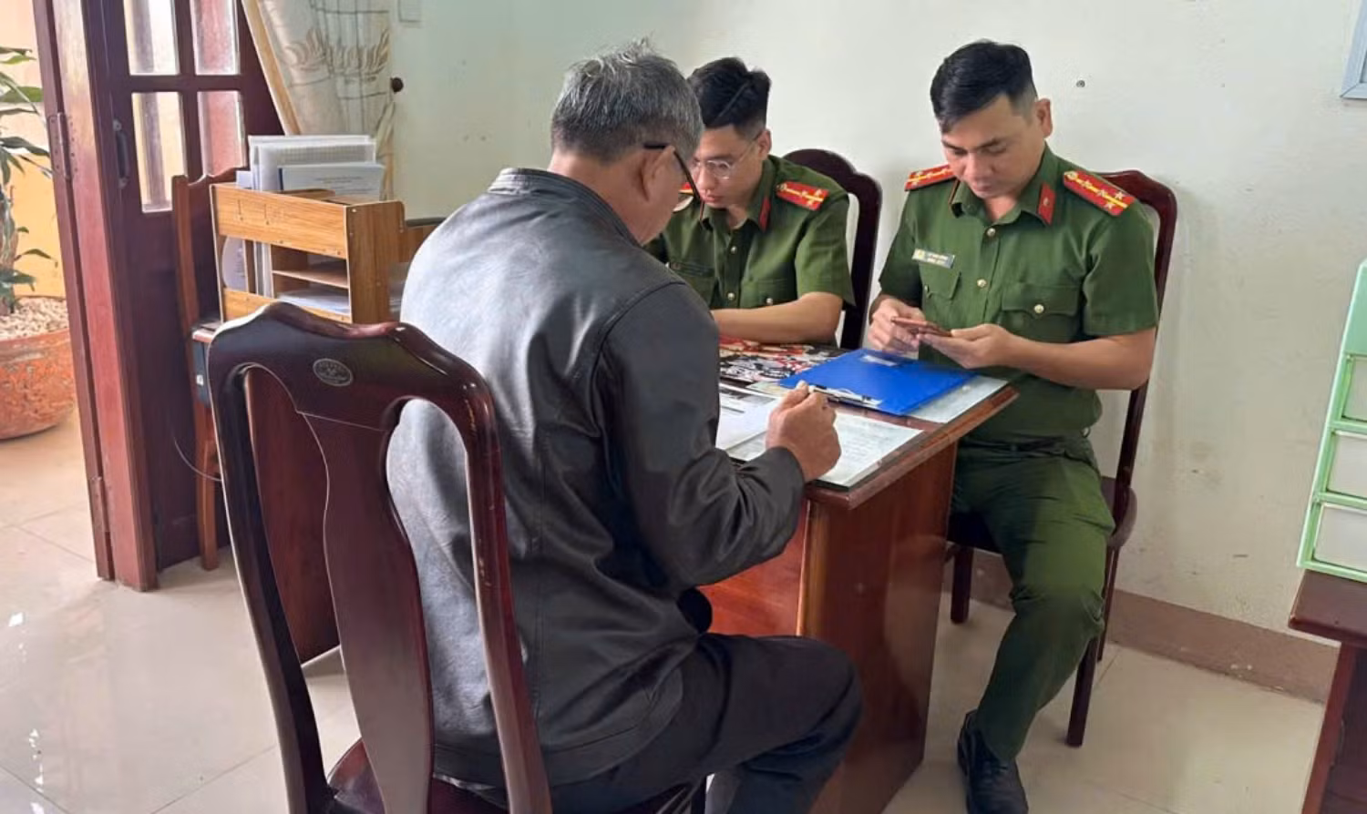 Chia sẻ thông tin sai sự thật về lực lượng Công an, người đàn ông bị xử phạt -0