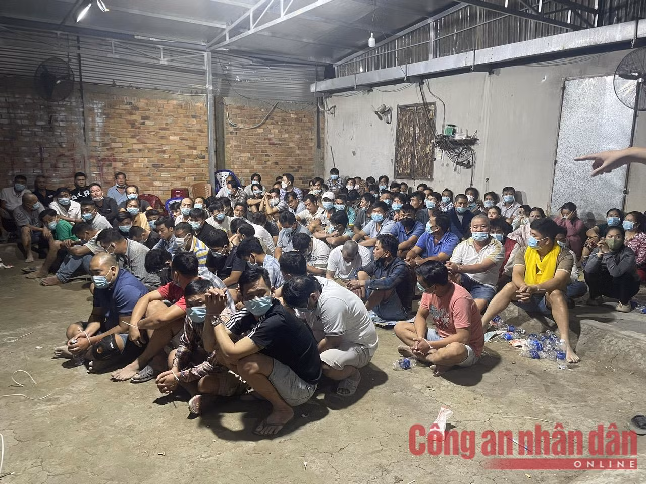 Cục Cảnh sát hình sự phá ổ bạc khủng, tạm giữ 59 đối tượng ảnh 4 Tạm giữ 59 đối tượng đánh bạc và đánh bạc dưới hình thức đá gà, lắc tài xỉu -1
