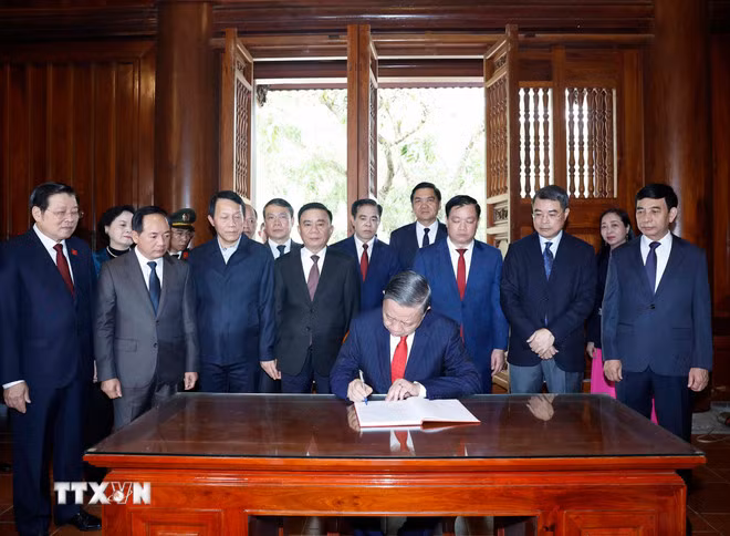 Tổng Bí thư Tô Lâm dâng hương tưởng niệm Chủ tịch Hồ Chí Minh tại Nghệ An -0