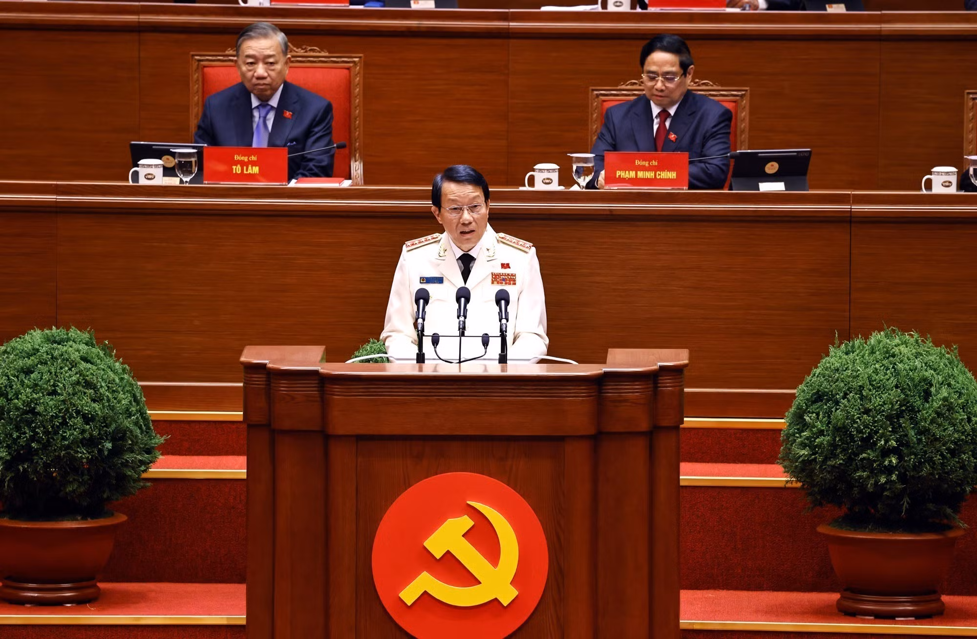 Các đại biểu thảo luận tại hội trường về các văn kiện Đại hội XIV -0