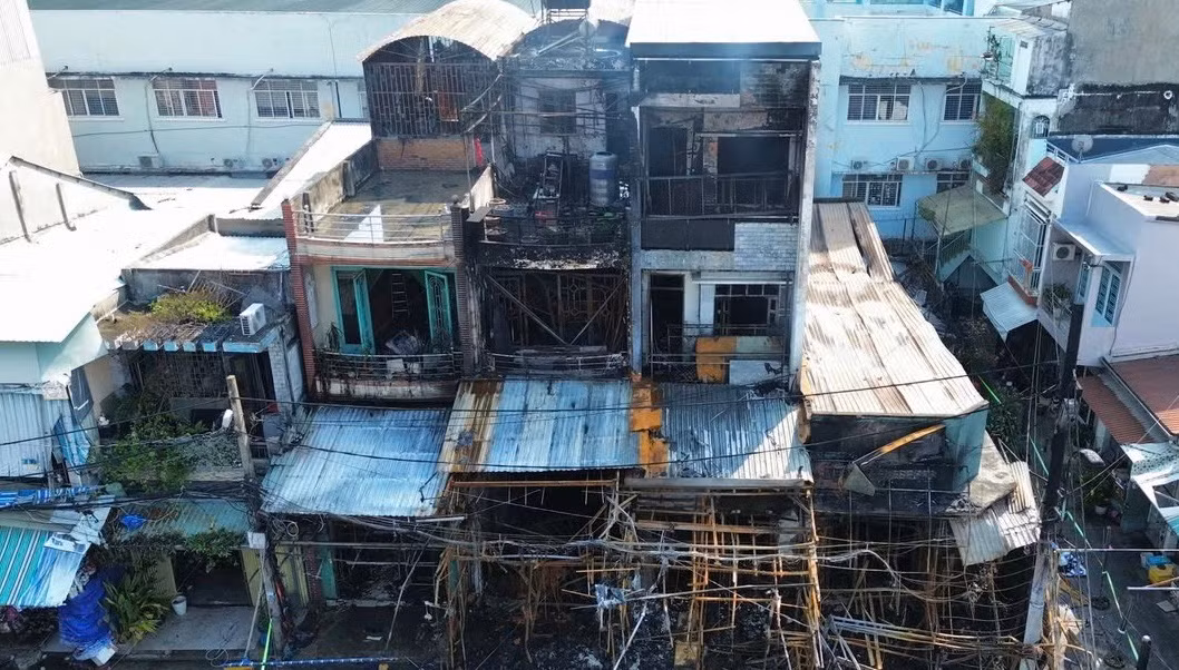 Cháy dãy nhà trong khu vực chợ Nhị Thiên đường, nhiều nhà bị thiêu rụi -2