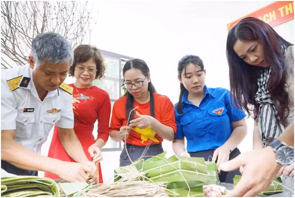 Cán bộ Agribank đồng hành cùng phóng viên lan tỏa mùa xuân từ đảo xa về đất liền -0