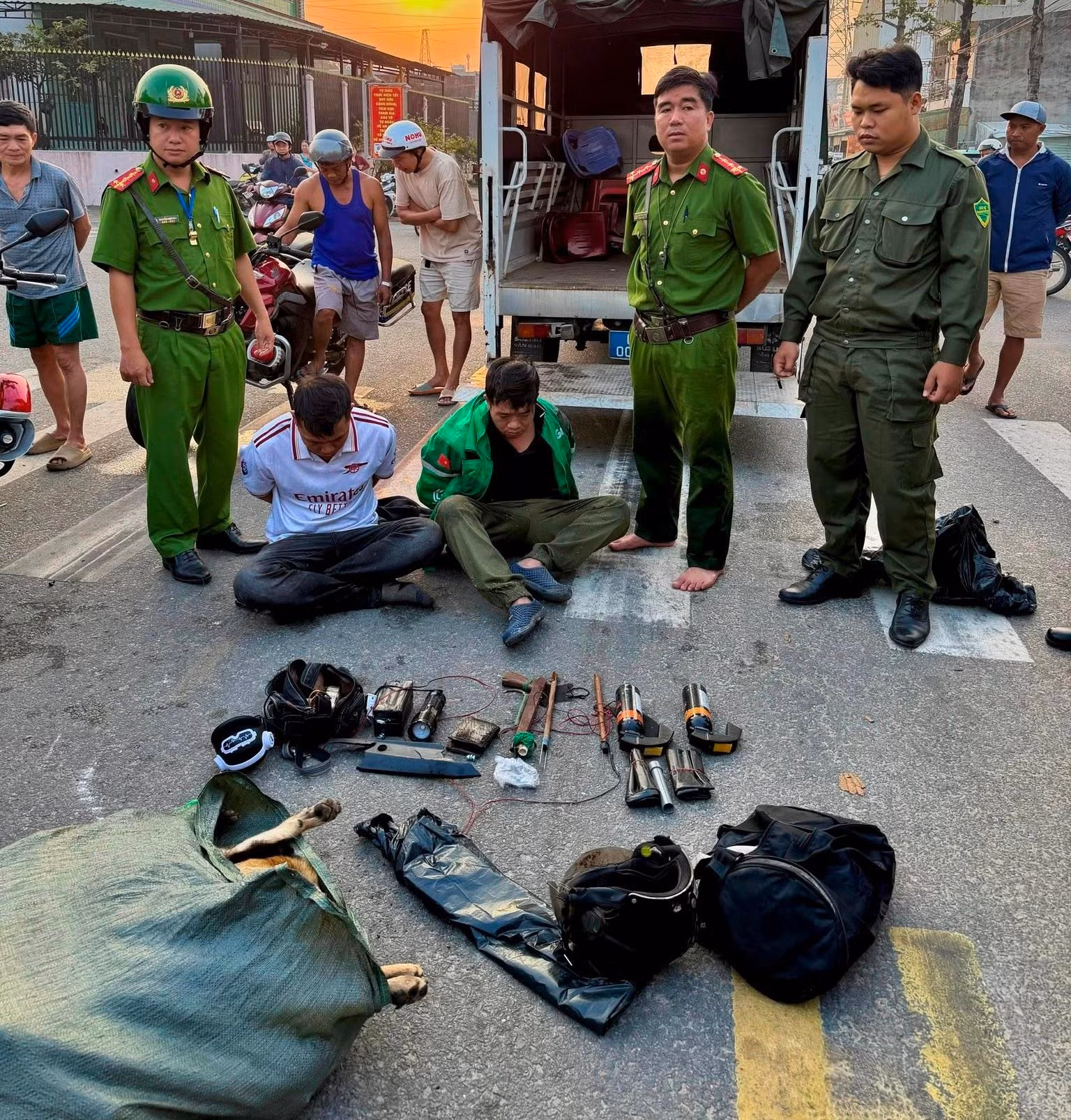 Truy đuổi, bắt gọn hai đối tượng trộm chó, thu giữ súng bắn chỉa và bình xịt hơi cay -0