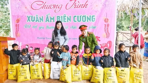 Viện Khoa học hình sự hoạt động “Xuân tình nguyện” trao quà cho các gia đình hoàn cảnh khó khăn