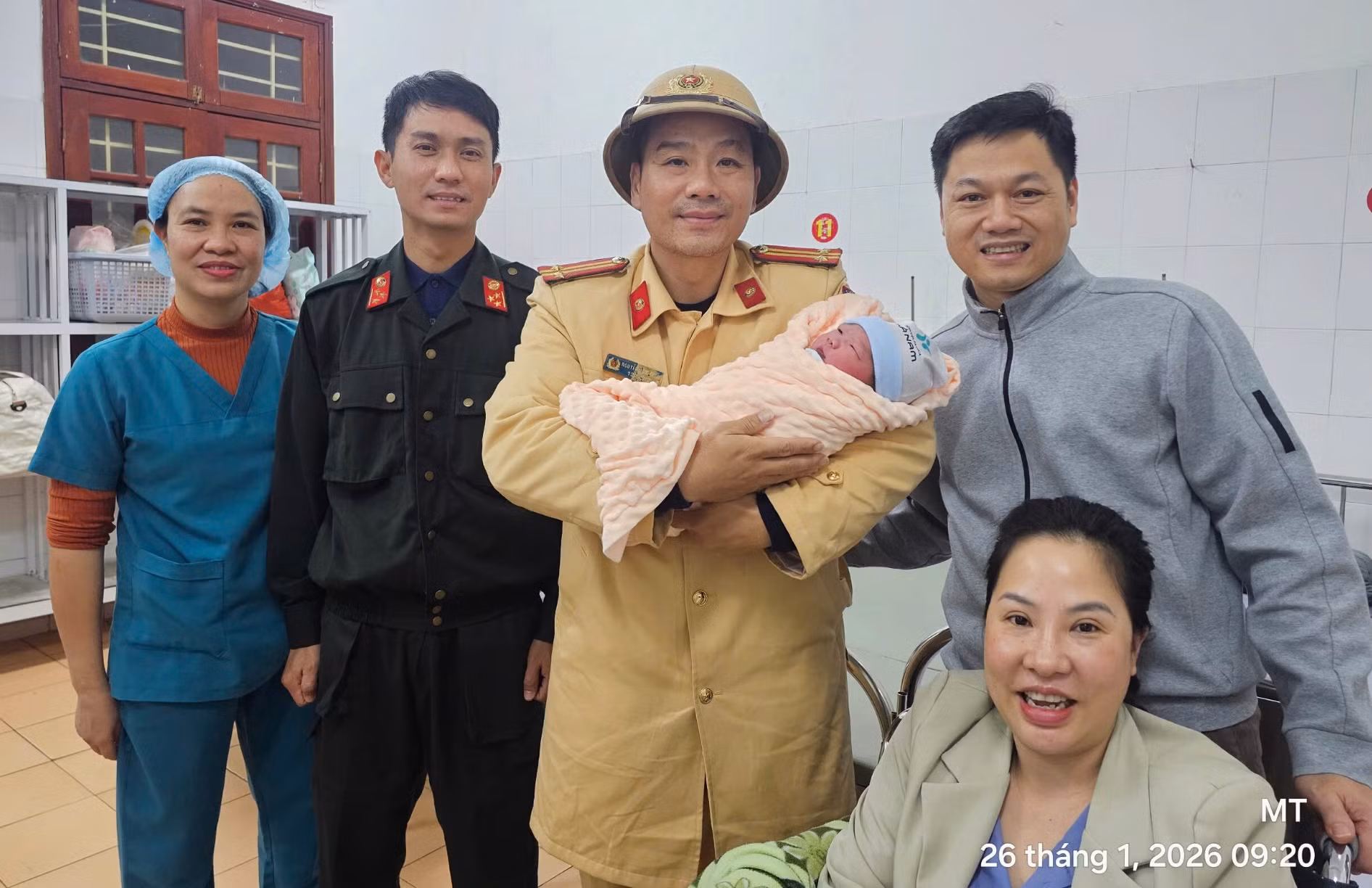 CSGT đưa sản phụ chuyển dạ trên cao tốc đi cấp cứu -0