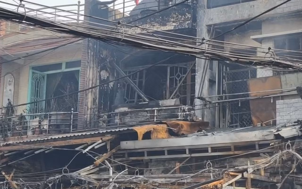 Cháy dãy nhà trong khu vực chợ Nhị Thiên đường, nhiều nhà bị thiêu rụi -1