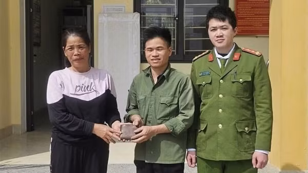 Công an xã kịp thời xác minh, trao trả tài sản cho người dân