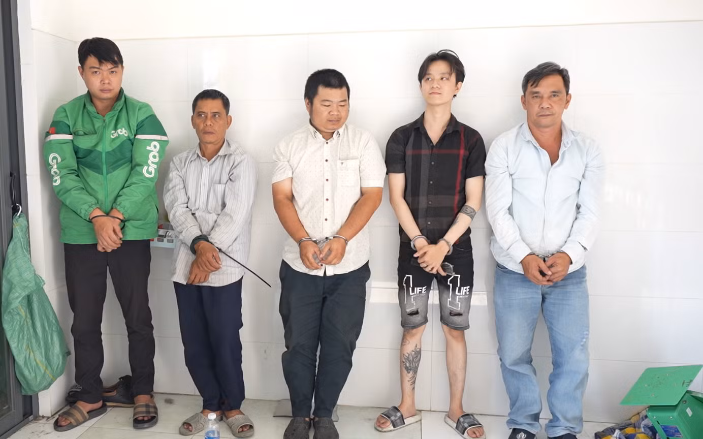 Bắt quả tang nhóm đối tượng trộm cắp, thu gom gần 100kg chó, mèo đem tiêu thụ -0
