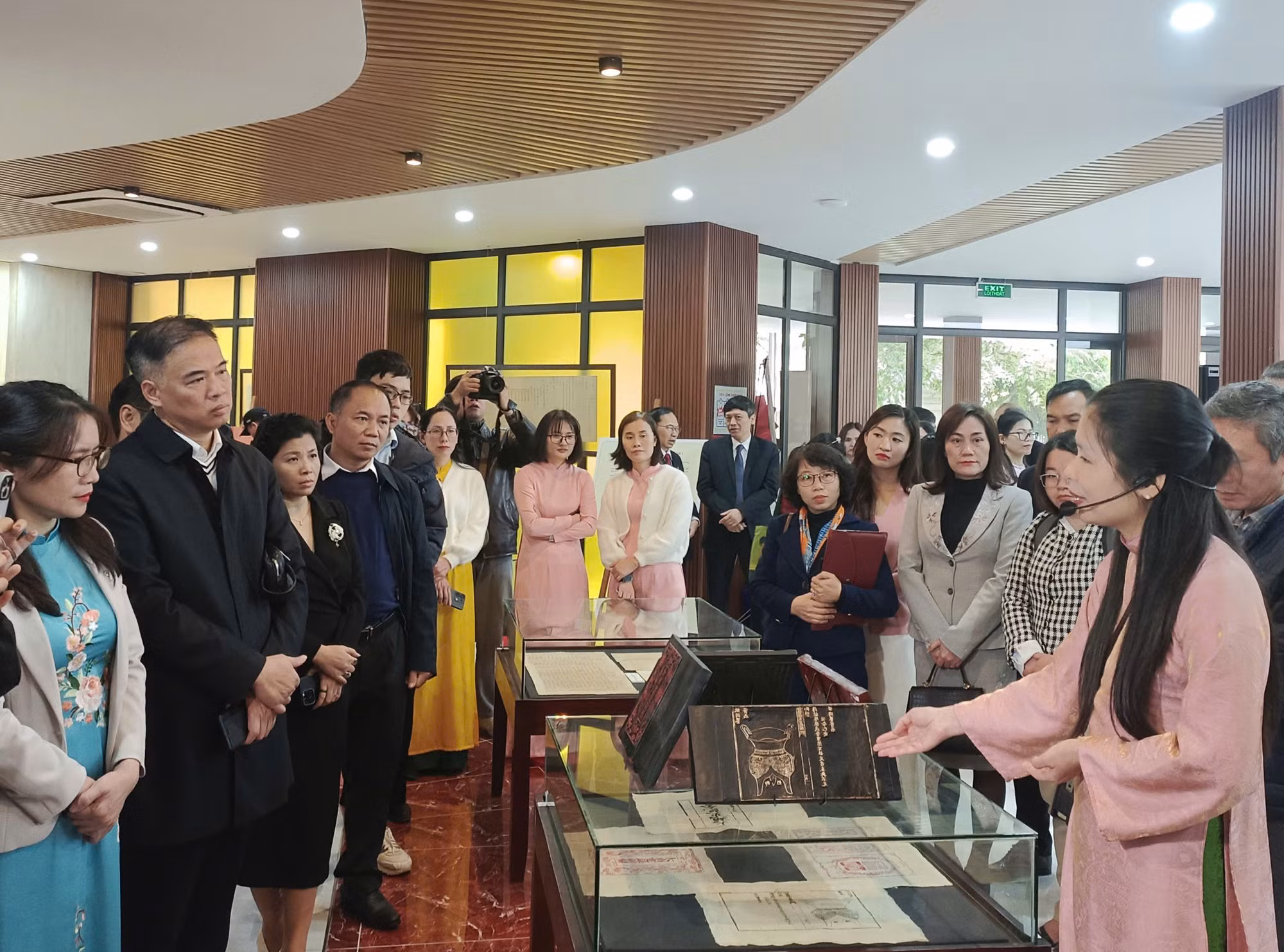 Chiêm ngưỡng mộc bản khắc Chiếu dời đô, bản khắc đổi quốc hiệu thành Việt Nam -1