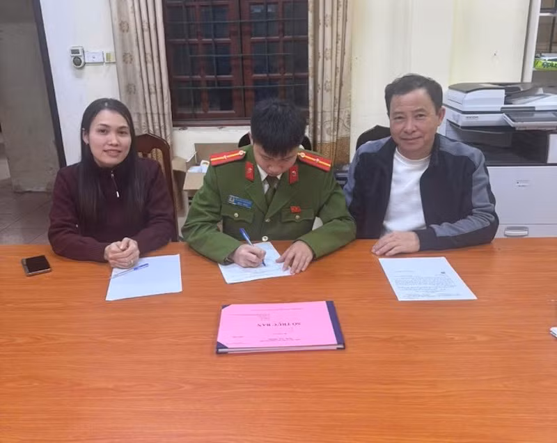 Công an xã Phú Cát kịp thời xác minh, hỗ trợ người dân nhận lại hơn 2 tỷ đồng chuyển khoản nhầm -0