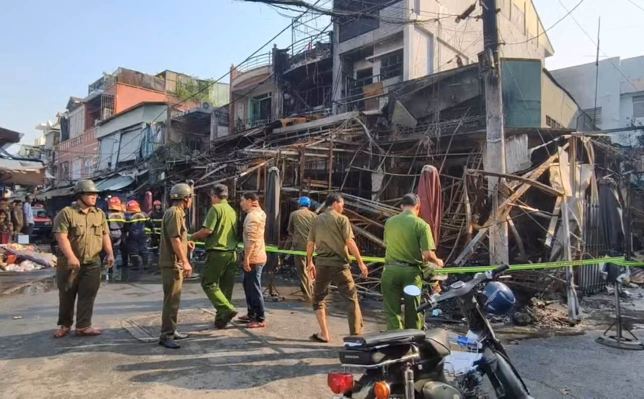 Cháy dãy nhà trong khu vực chợ Nhị Thiên đường, nhiều nhà bị thiêu rụi -0