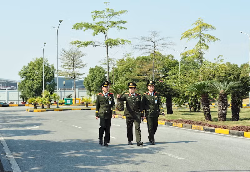 Mỗi nụ cười đón khách là bộ mặt của quốc gia nơi tuyến đầu của Tổ Quốc -0