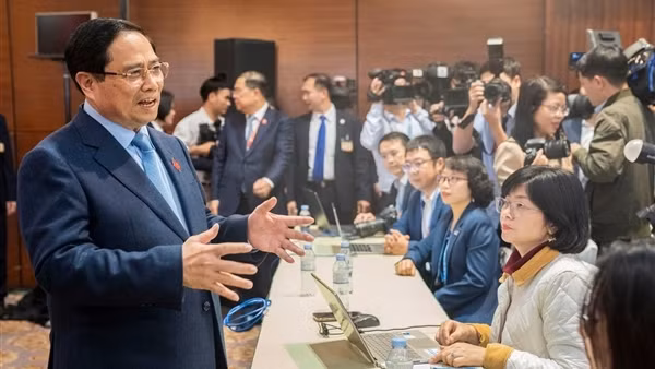 Thủ tướng Phạm Minh Chính thăm, động viên phóng viên báo chí tác nghiệp tại Đại hội XIV