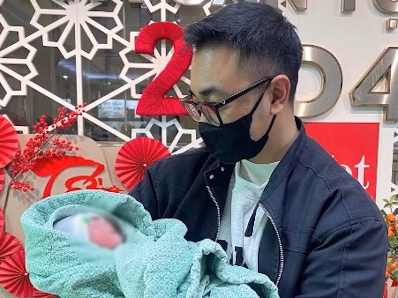 CSGT Hà Nội kịp thời hỗ trợ sản phụ đến bệnh viện an toàn -0