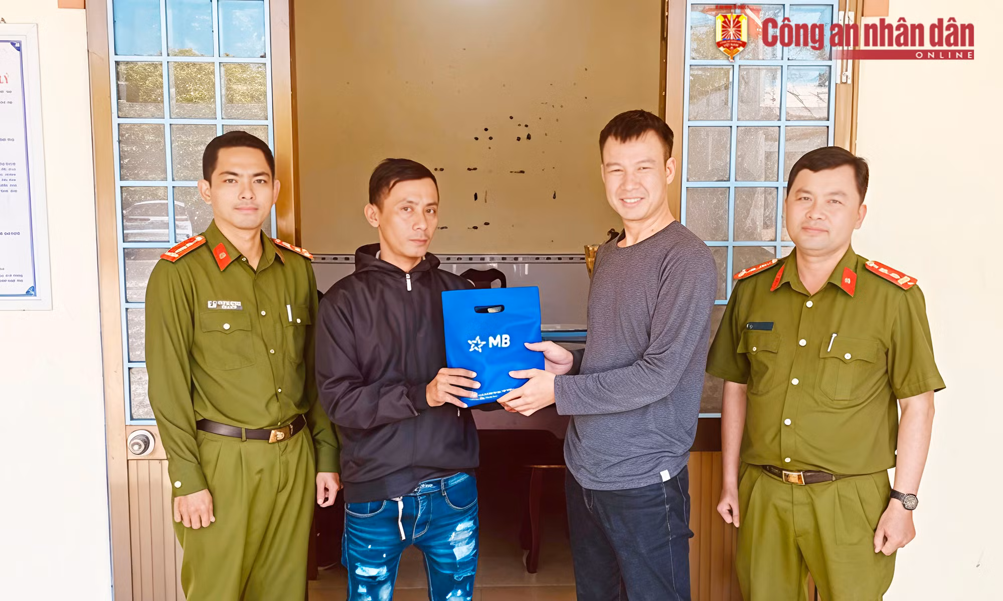 Công an xã ở Cần Thơ giúp 2 người dân nhận lại trên 5 tỉ đồng do chuyển nhầm -0