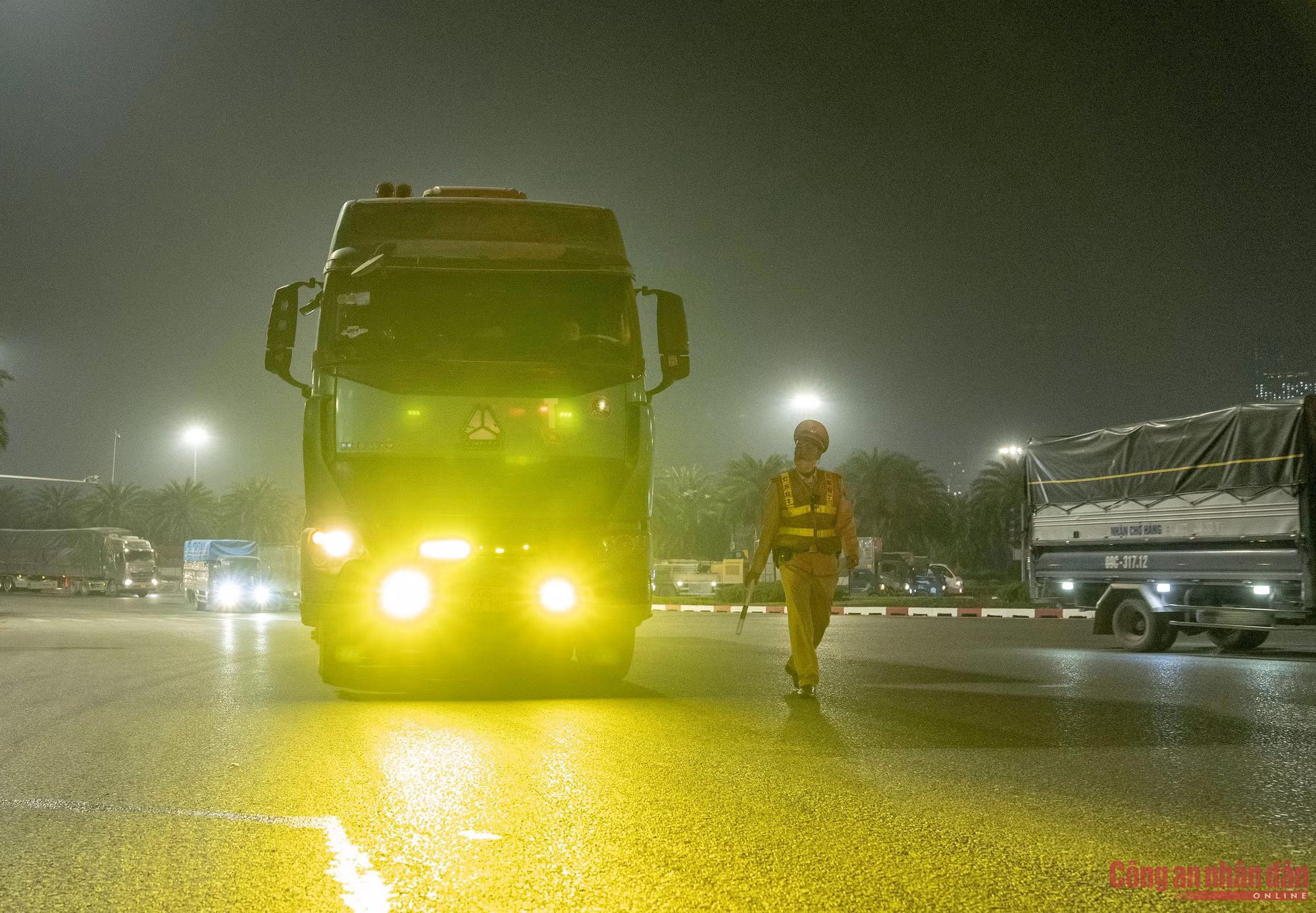 CSGT xử lý xe tải độ đèn siêu sáng gây 'mù tạm thời' cực nguy hiểm cho người đi đường -1
