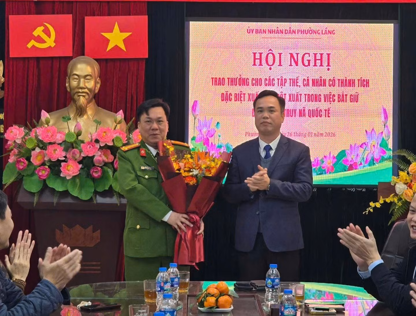 Khen thưởng Công an phường Láng bắt đối tượng truy nã quốc tế lừa đảo qua mạng -0