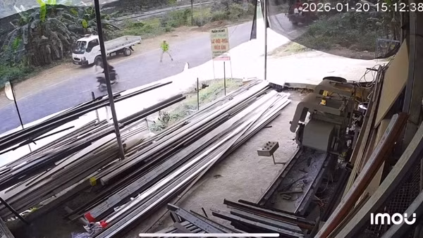 CSGT bị thương nặng khi các đối tượng vi phạm giao thông lao xe vào người