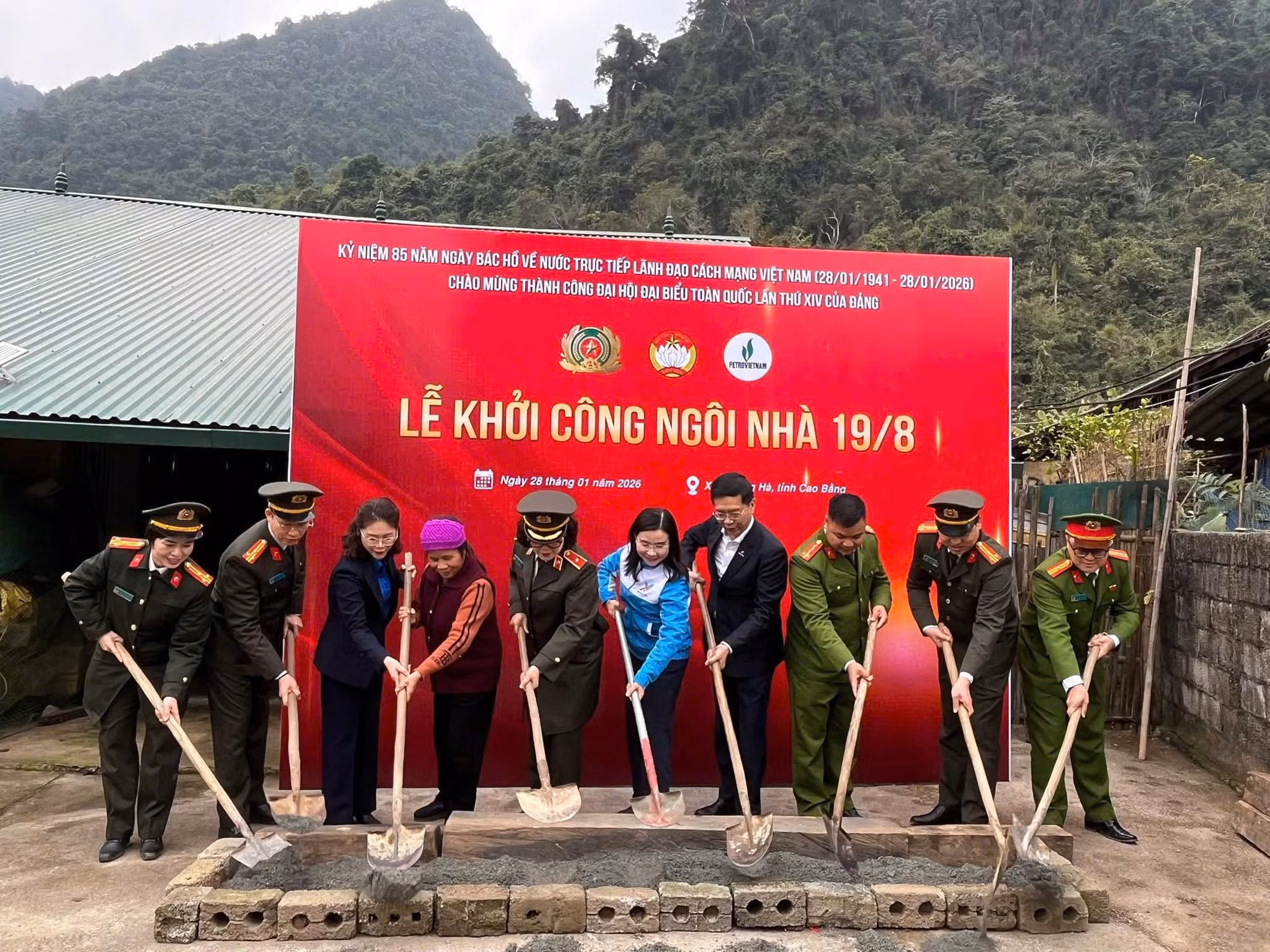 “Theo dấu chân Người” - ôn lại dấu mốc lịch sử thiêng liêng của dân tộc -0