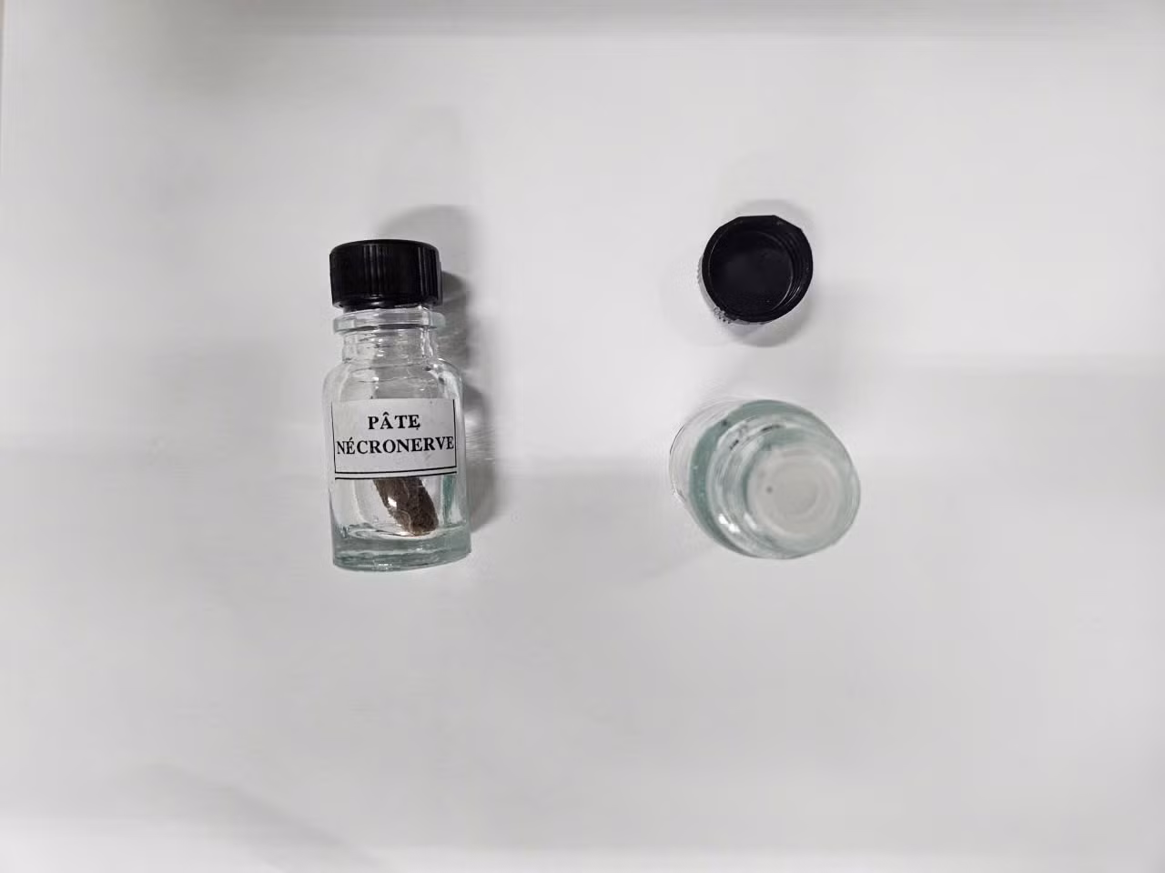 Triệt phá đường dây sản xuất, mua bán trái phép chất độc “thạch tín” dùng trong nha khoa -0