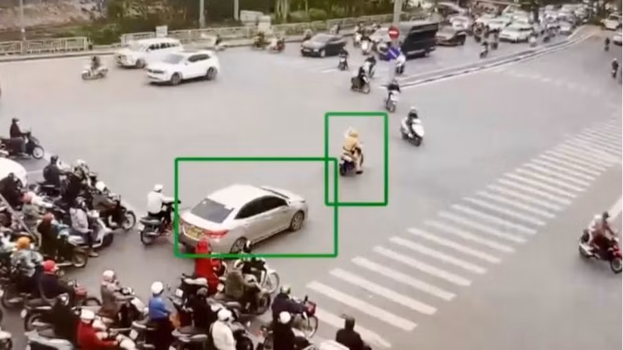 CSGT Hà Nội kịp thời hỗ trợ sản phụ đến bệnh viện an toàn -0