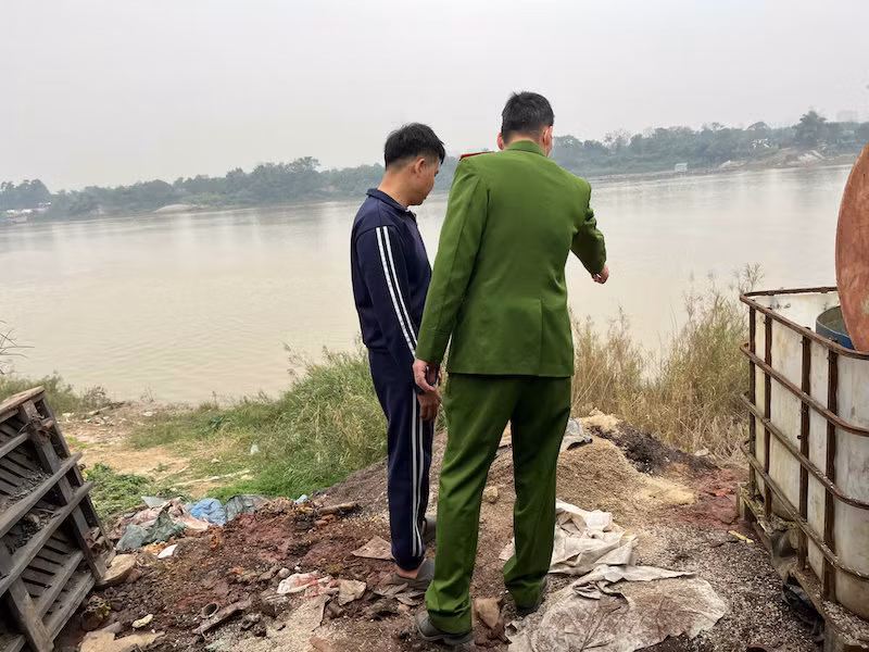 Phát hiện 2 xưởng phân kim xả 6,7 tấn chất thải nguy hại ven sông Đuống -2