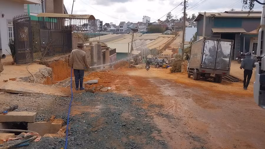  “Ăn no” bụi đất giữa lòng Đà Lạt -0