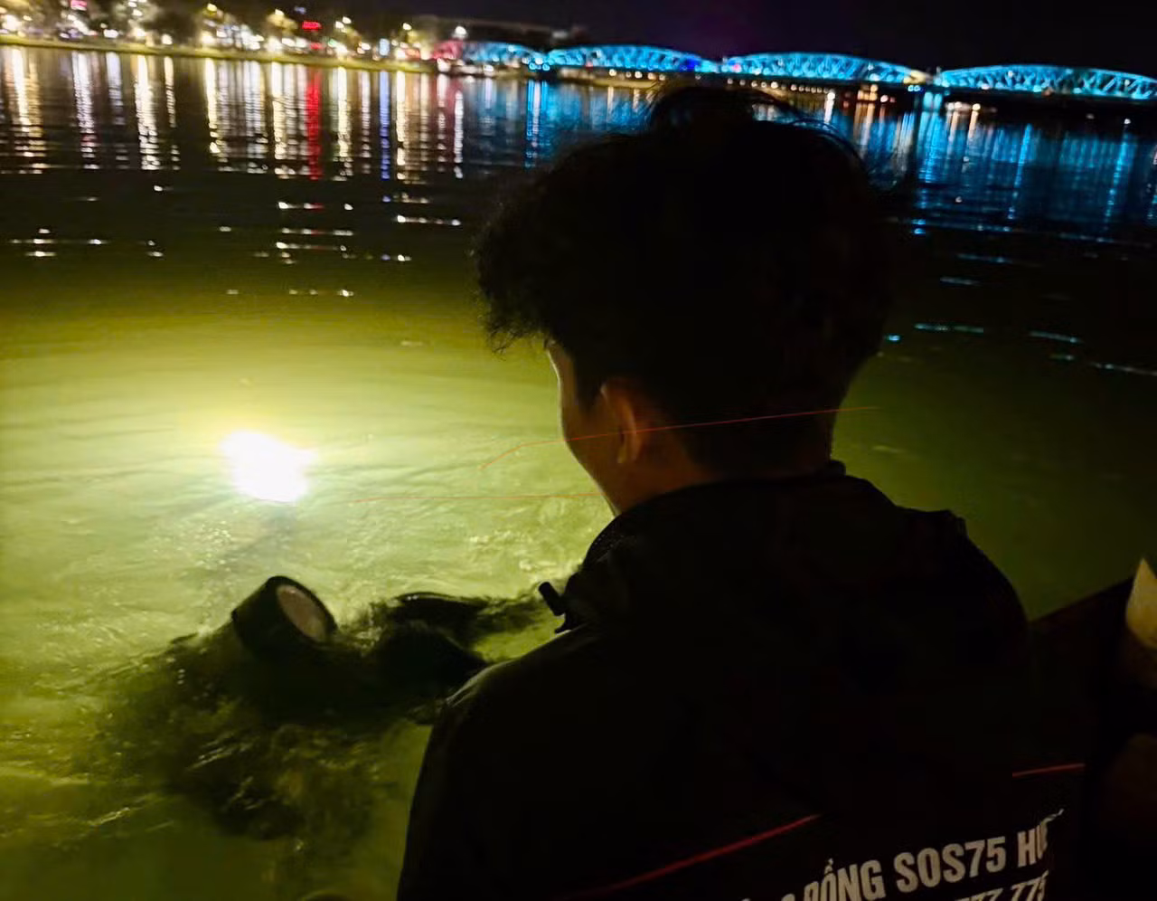 Người dân đánh rơi 2 cây vàng xuống sông Hương -0