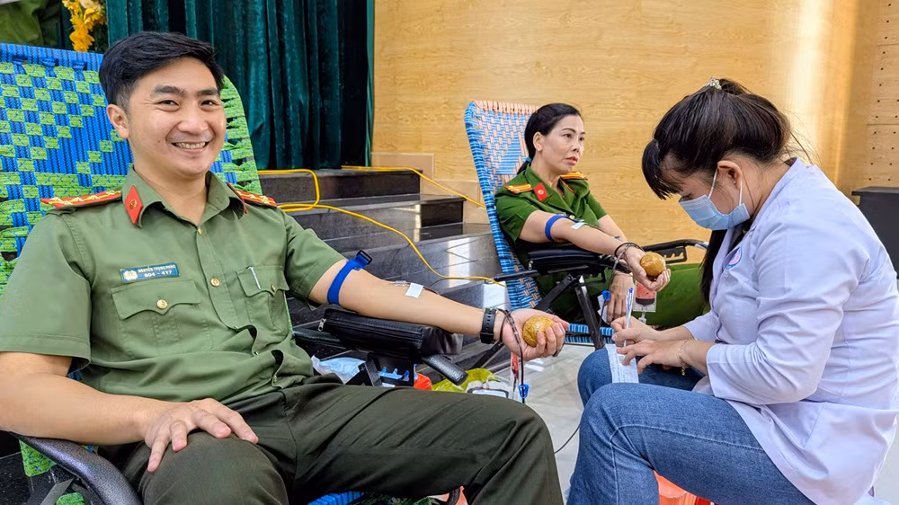 Hàng trăm CBCS Công an tỉnh An Giang hiến máu tình nguyện -1