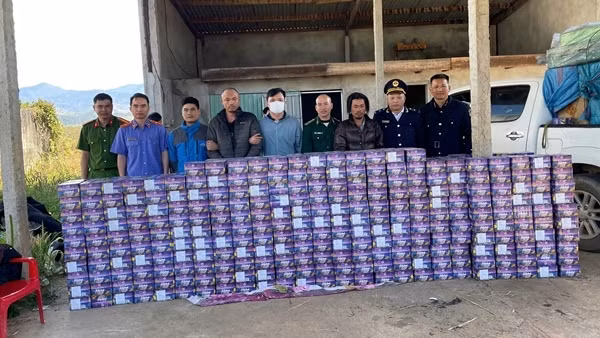 Quảng Ngãi: Bắt quả tang hai đối tượng dùng ôtô chở hơn 2 tấn pháo lậu