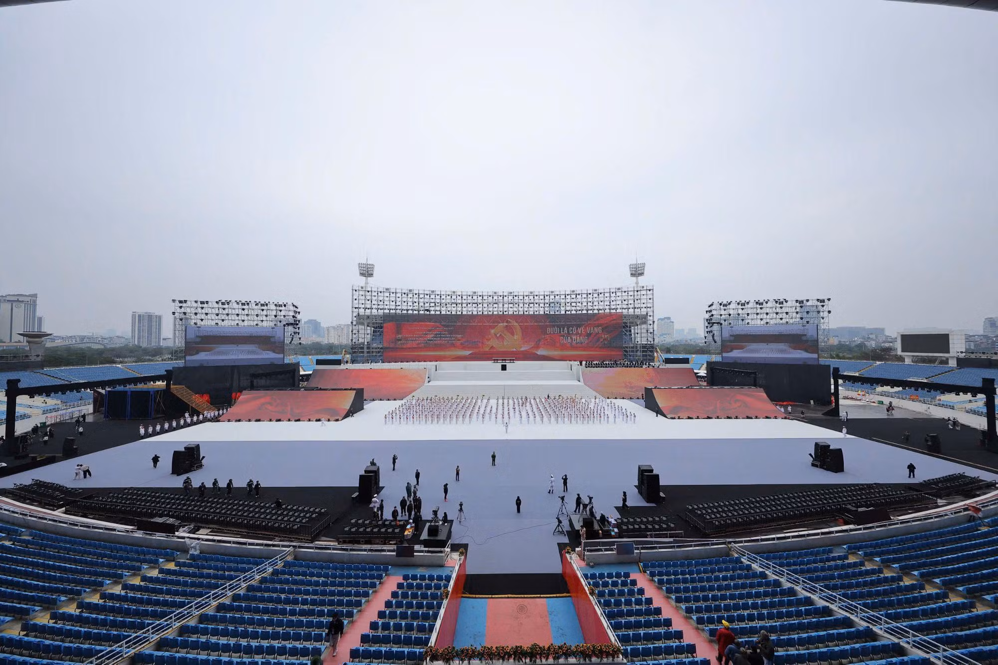Người già - người trẻ - gia đình - dân văn phòng cùng hẹn nhau đi xem “concert pháo hoa quốc gia” -1