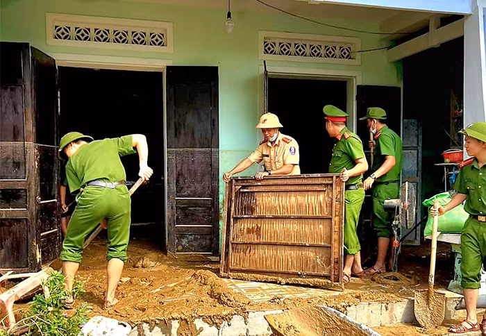 Công an Đà Nẵng giúp dân vượt “đại hồng thủy” -0