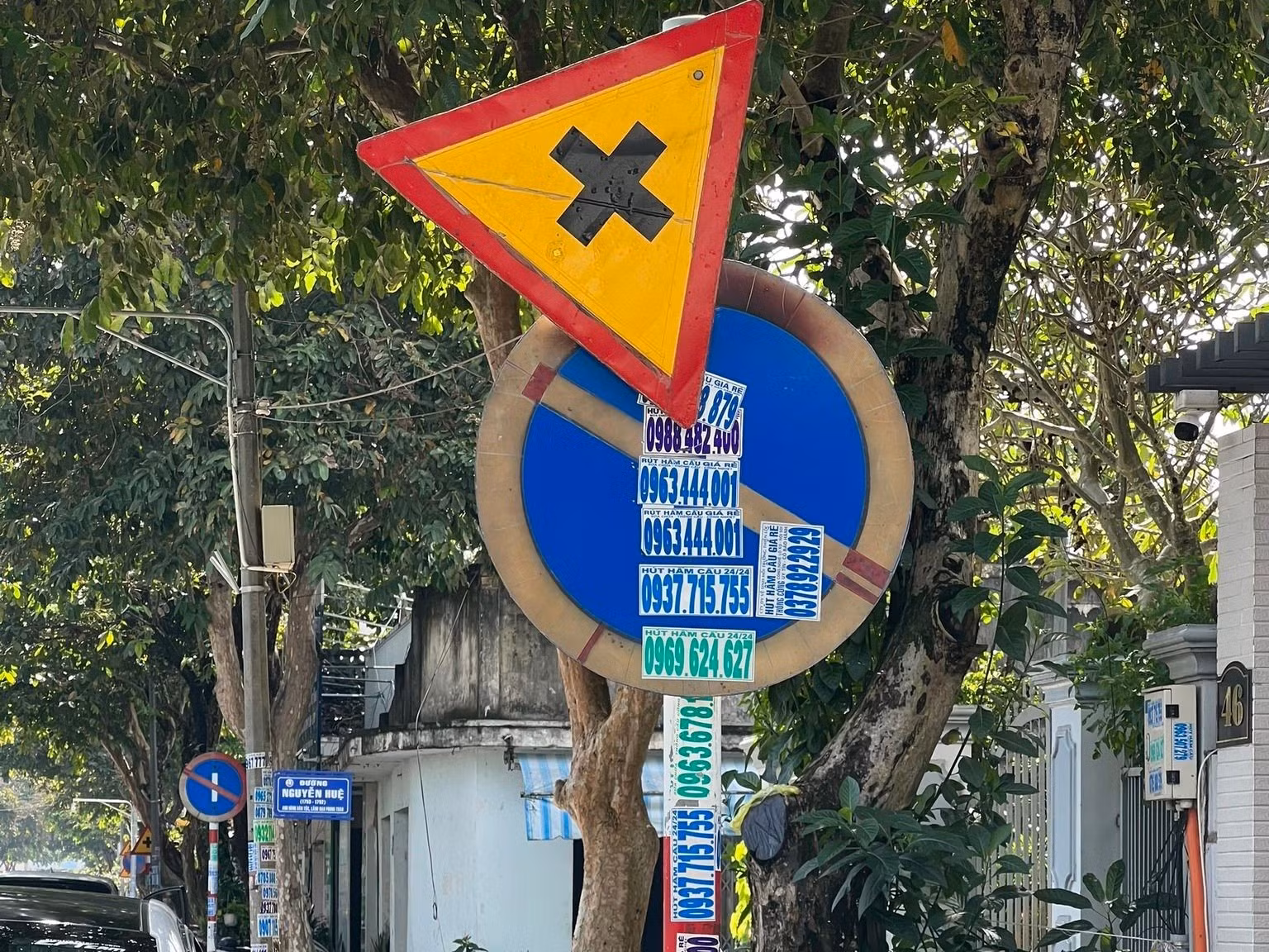 biển báo hiệu giao thông bị che lấp, sai lệch, hư hại.jpg -0