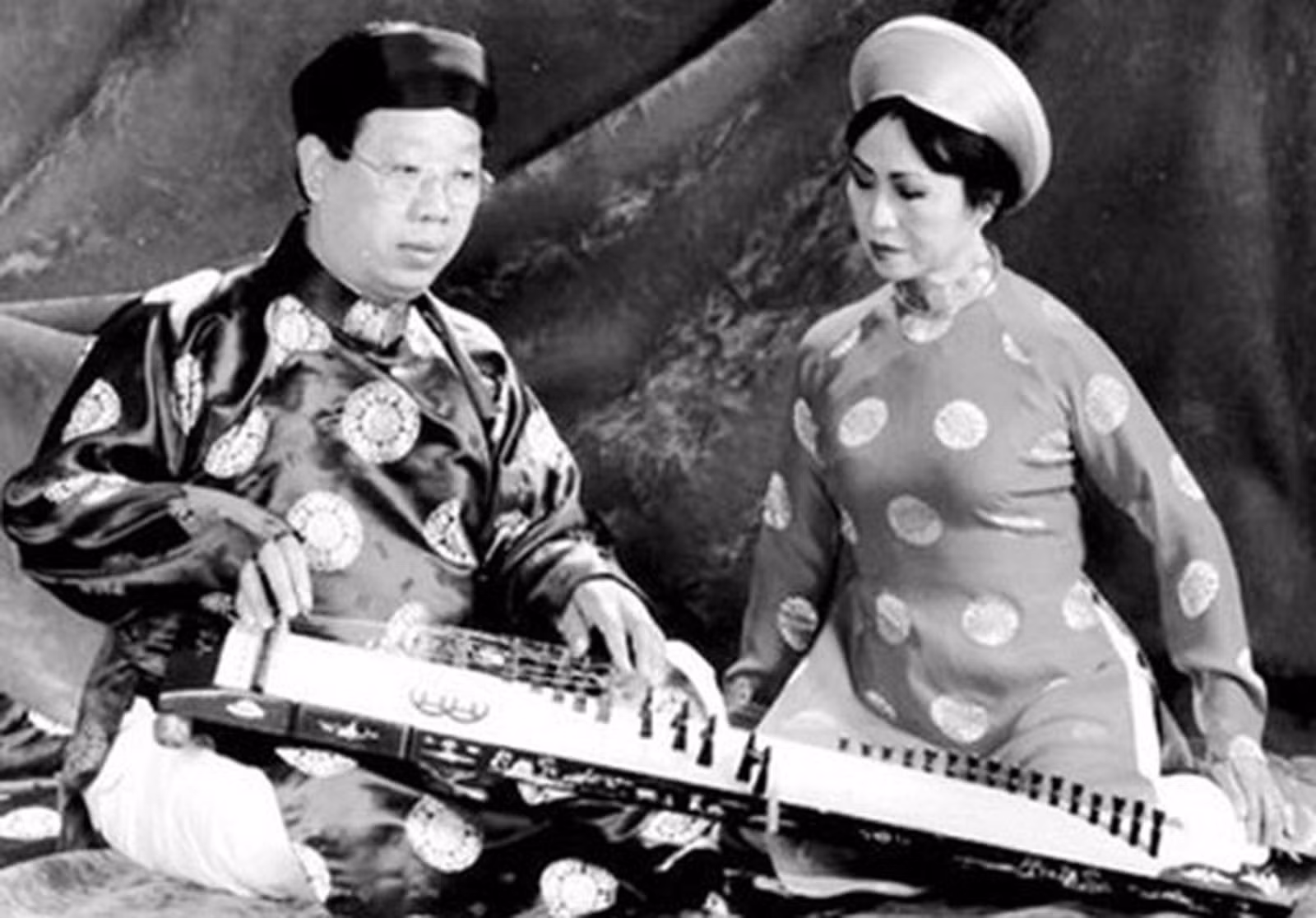 Người từ ngàn dặm về mang nỗi sầu -0