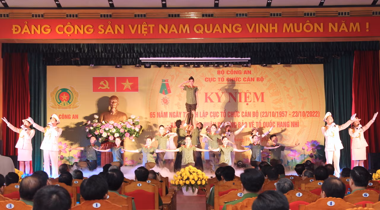 Cục Tổ chức cán bộ đón nhận Huân chương Bảo vệ Tổ quốc hạng Nhì -1