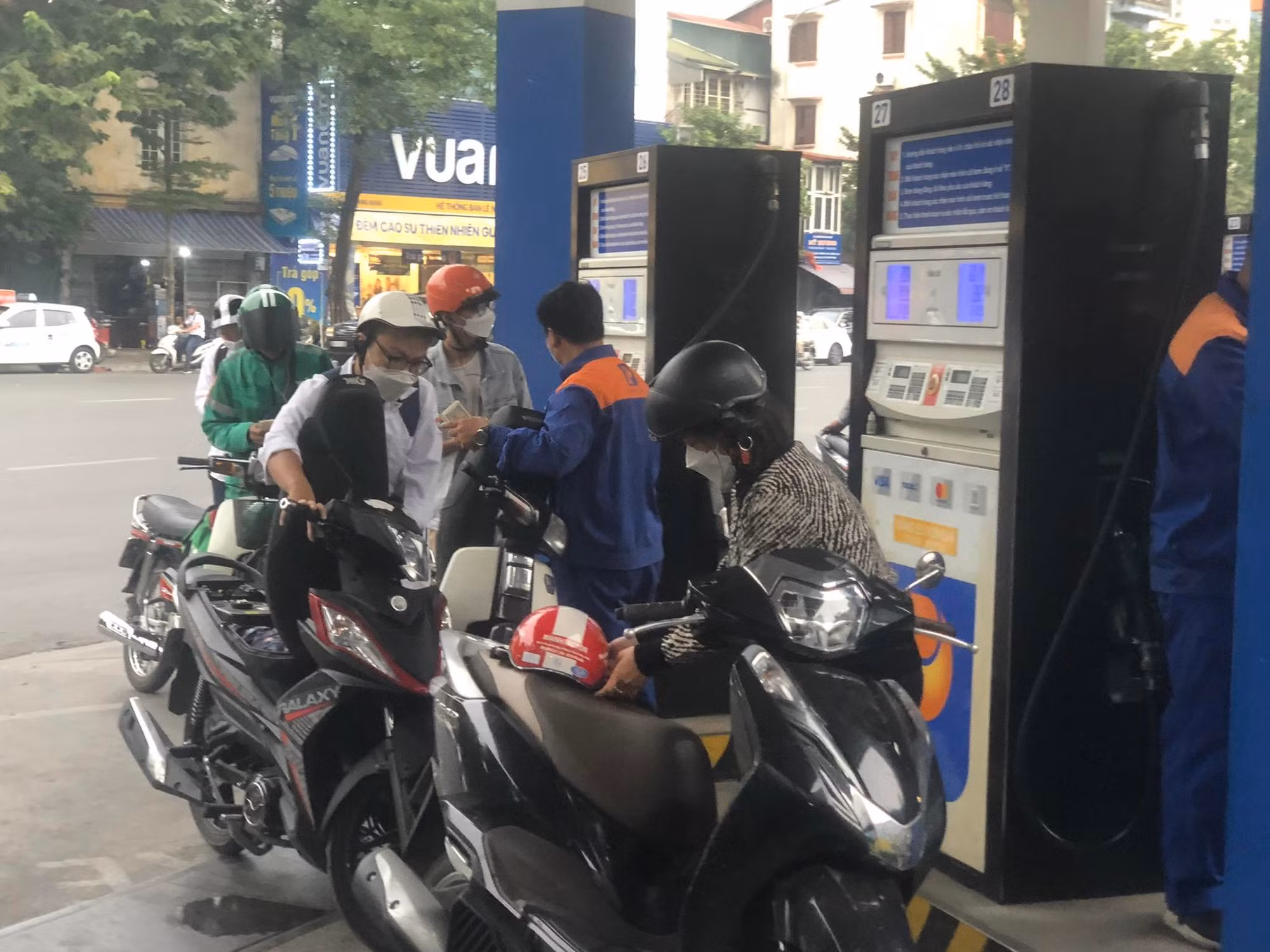 Giá xăng dầu tiếp tục tăng -0