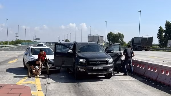 Cảnh sát nổ súng trên cao tốc chặn bắt 4 đối tượng mang ma túy