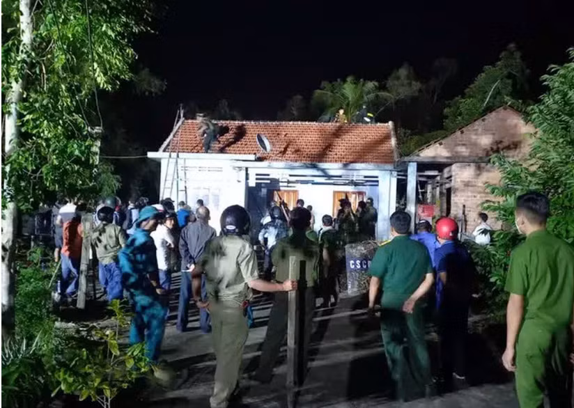Dùng búa đánh vào đầu hai ông cháu gây trọng thương rồi cố thủ trong nhà -0