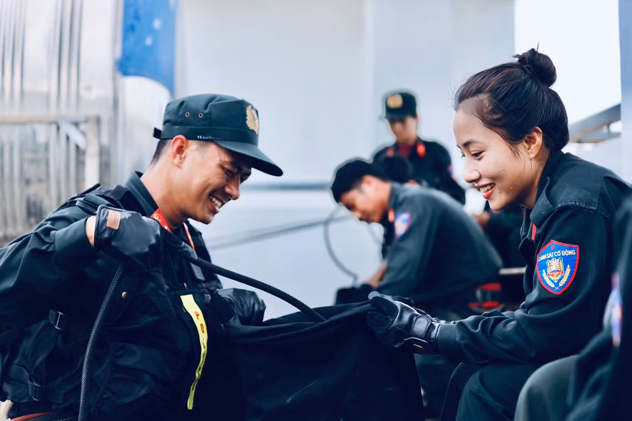 Thót tim xem nữ cảnh sát đặc nhiệm đu dây giữa trời -0
