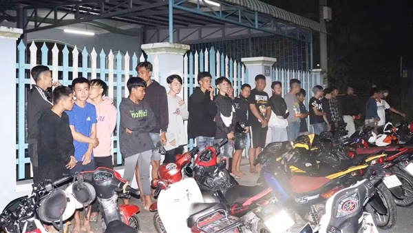 Thay đổi kết cấu xe, 27 thanh, thiếu niên tụ tập "tổ lái" trên quốc lộ 1