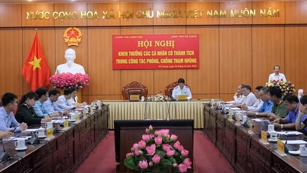 Khen thưởng 4 cá nhân có thành tích trong phòng, chống tham nhũng
