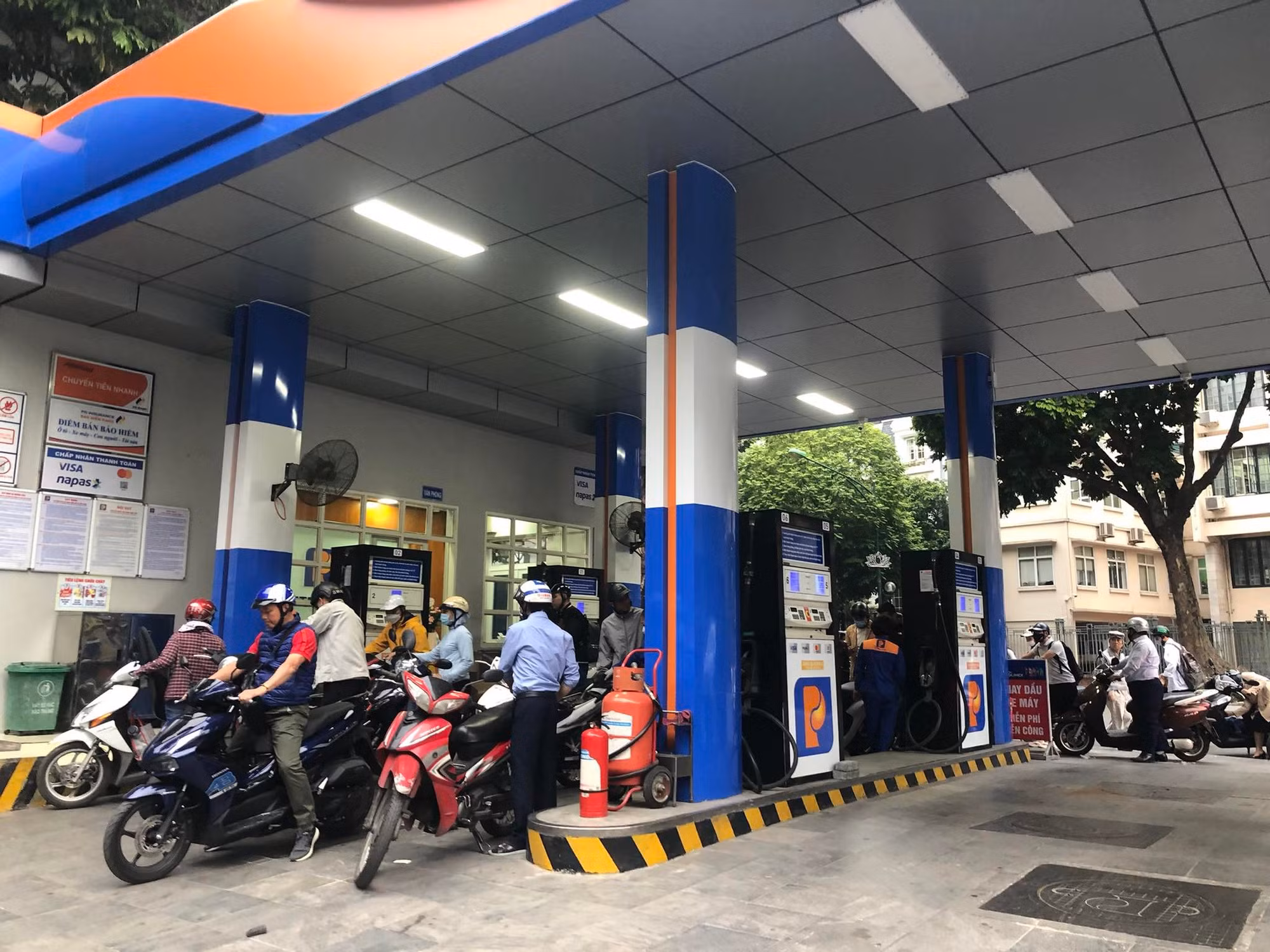 Chính phủ yêu cầu đảm bảo cung cầu xăng dầu, lương thực, thực phẩm dịp cuối năm -0