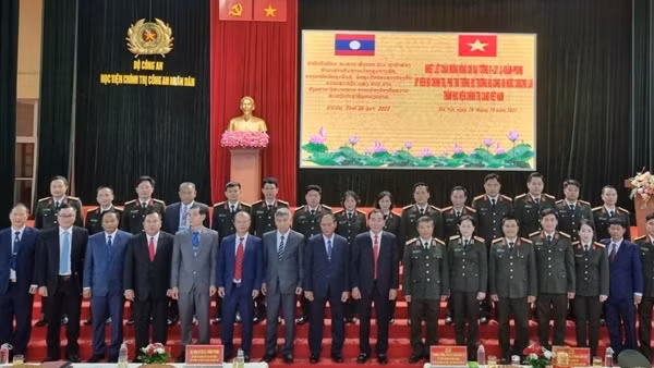 Phó Thủ tướng Chính phủ, Bộ trưởng Bộ Công an Lào thăm và làm việc tại Học viện Chính trị CAND